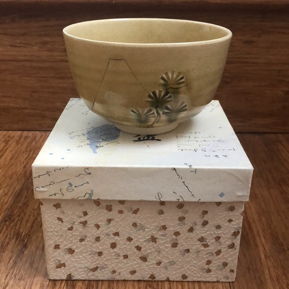 Hand-crafted chawan (Japanese tea bowl) featuring Mt Fuji